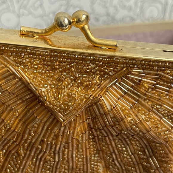1930’s Gold Beaded ClamShell Design Opera Purse - Picture 11 of 16